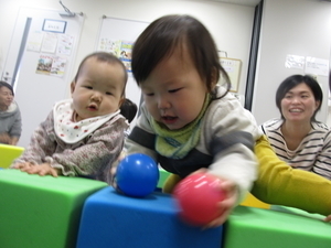遊戯室にボールプールが登場♪