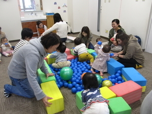 遊戯室にボールプールが登場♪
